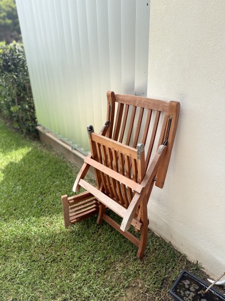 2 Gartenliegen aus Holz mit Fußteil, massiv mit Auflagen in beige