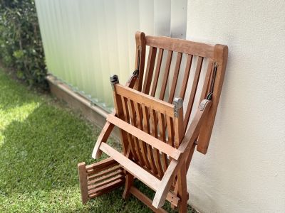 2 Gartenliegen aus Holz mit Fußteil, massiv mit Auflagen in beige