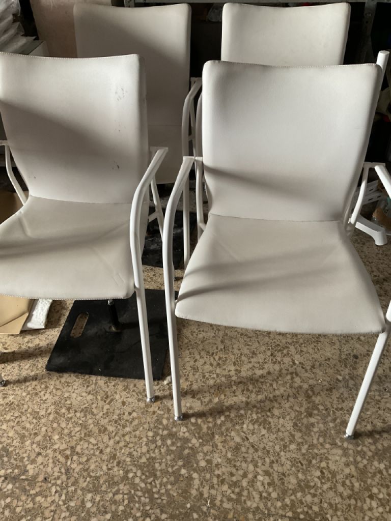 2 gebauchte sehr stabile Lederstühle weiß