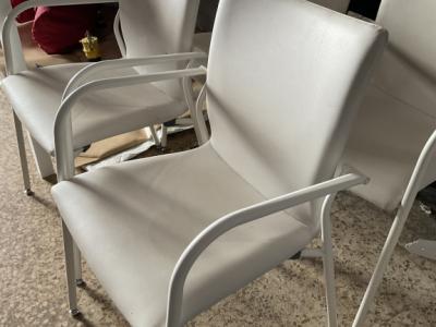 2 gebauchte sehr stabile Lederstühle weiß