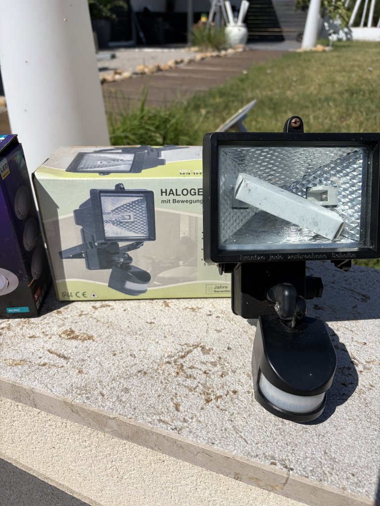 2 halogen floodlights with motion sensor