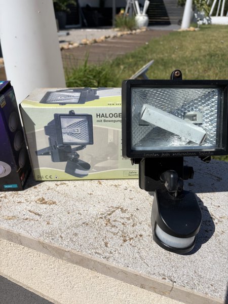 2 halogen floodlights with motion sensor