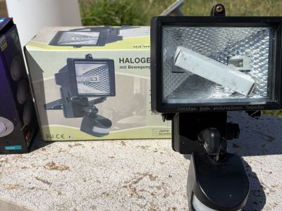 2 halogen floodlights with motion sensor