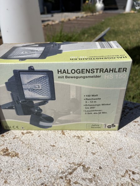 2 halogen floodlights with motion sensor