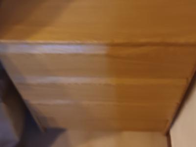 2 hellbraune Kommoden mit Schubladen abzugeben