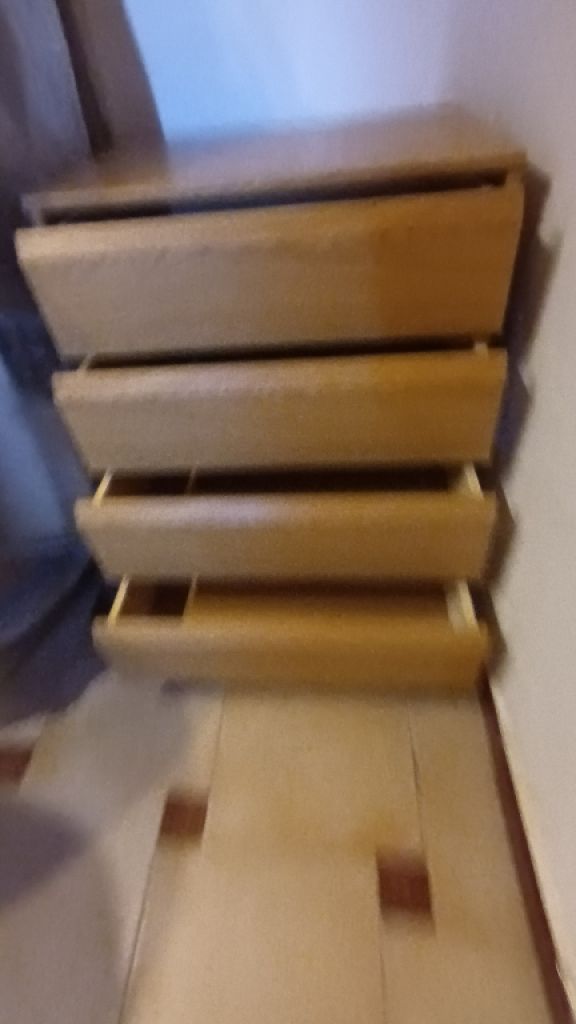 2 hellbraune Kommoden mit Schubladen abzugeben