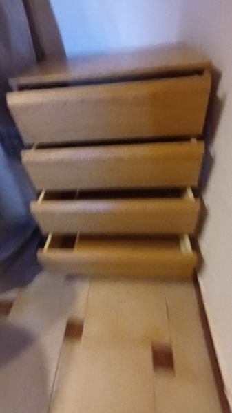 2 hellbraune Kommoden mit Schubladen abzugeben