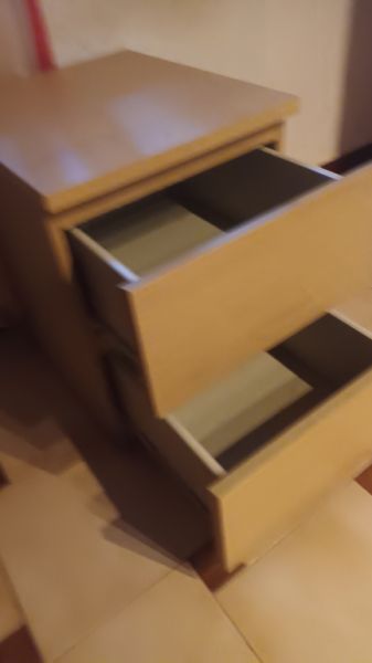 2 hellbraune Kommoden mit Schubladen abzugeben