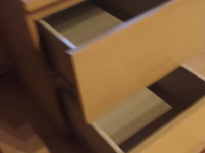 2 hellbraune Kommoden mit Schubladen abzugeben