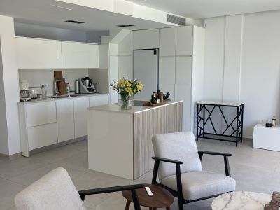 2 hochwertige IKEA EKENÄSET Sessel im Bezug Kilanda