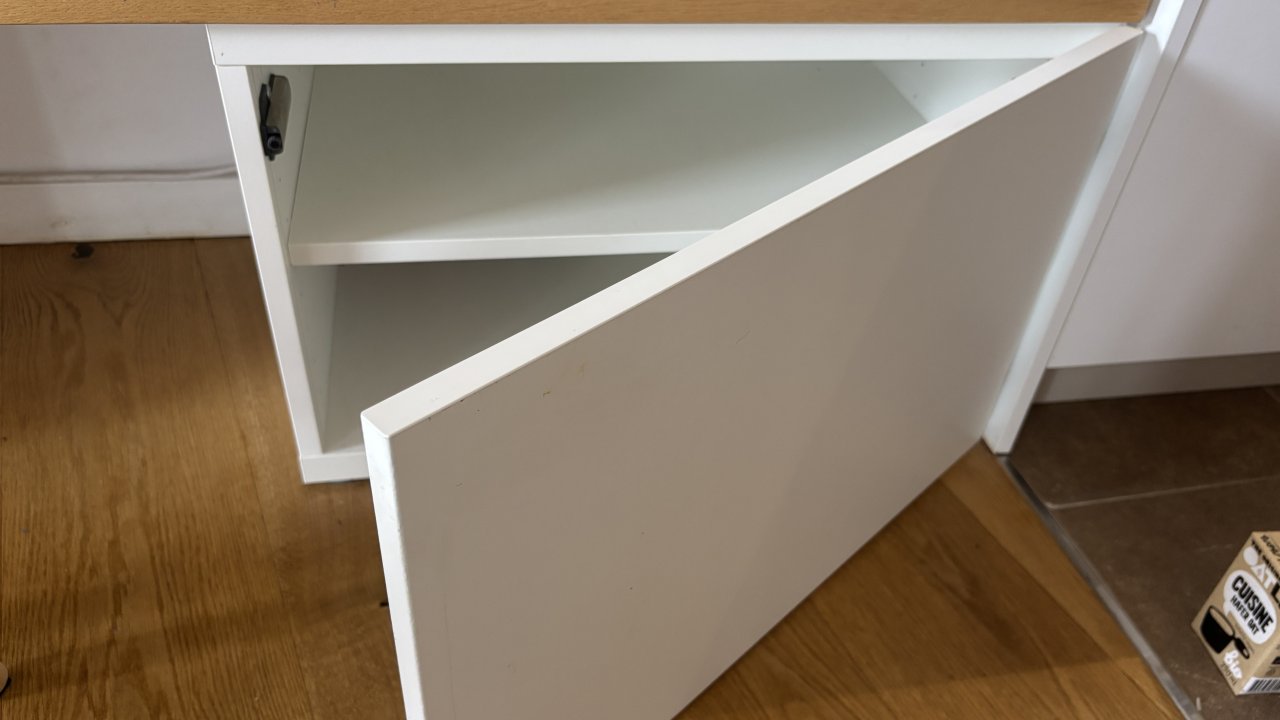 2 IKEA BESTÅ Schränke in Weiß inklusive 2 Abdeckplatten in Eiche