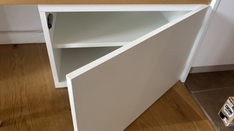 2 IKEA BESTÅ Schränke in Weiß inklusive 2 Abdeckplatten in Eiche