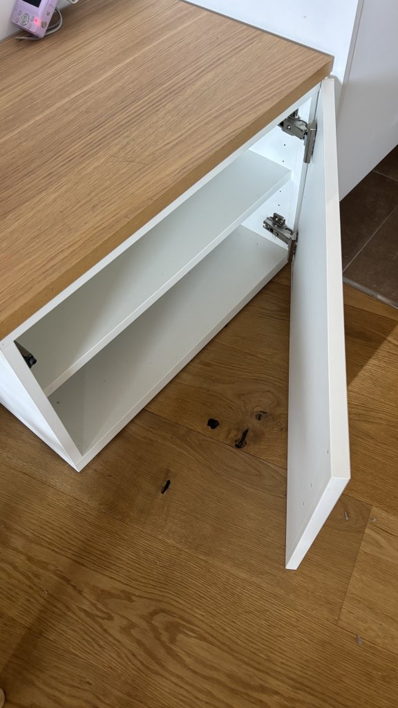 2 IKEA BESTÅ Schränke in Weiß inklusive 2 Abdeckplatten in Eiche