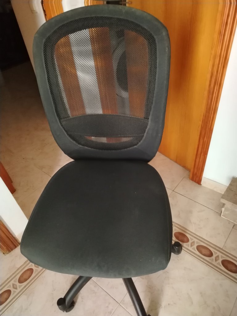2 Ikea Schreibtische schwarz, und ein Bürostuhl