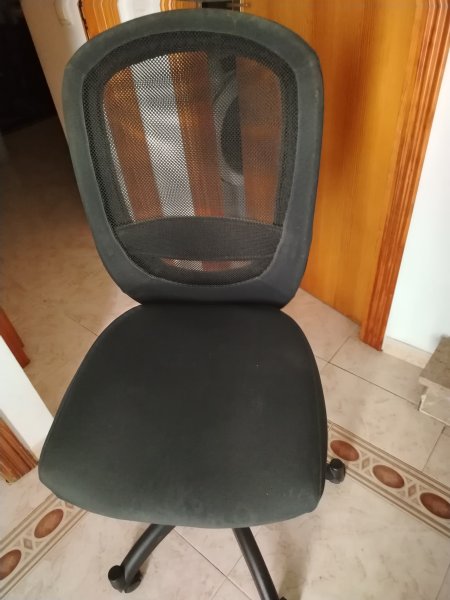 2 Ikea Schreibtische schwarz, und ein Bürostuhl
