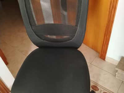 2 Ikea Schreibtische schwarz, und ein Bürostuhl