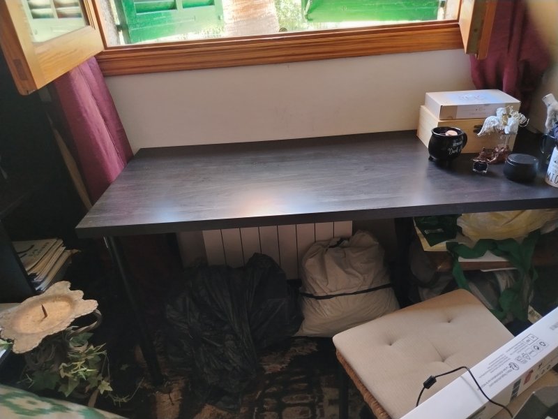 2 Ikea Schreibtische schwarz, und ein Bürostuhl