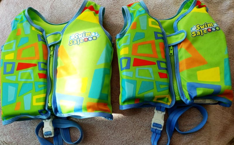 2 Kinder Schwimmwesten