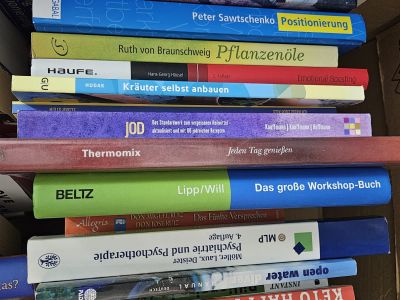 2 Kisten deutsche Bücher: Romane, Thriller & Sachbücher