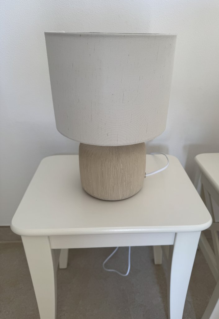 2 Like-new bedside lamps