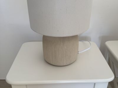2 Like-new bedside lamps
