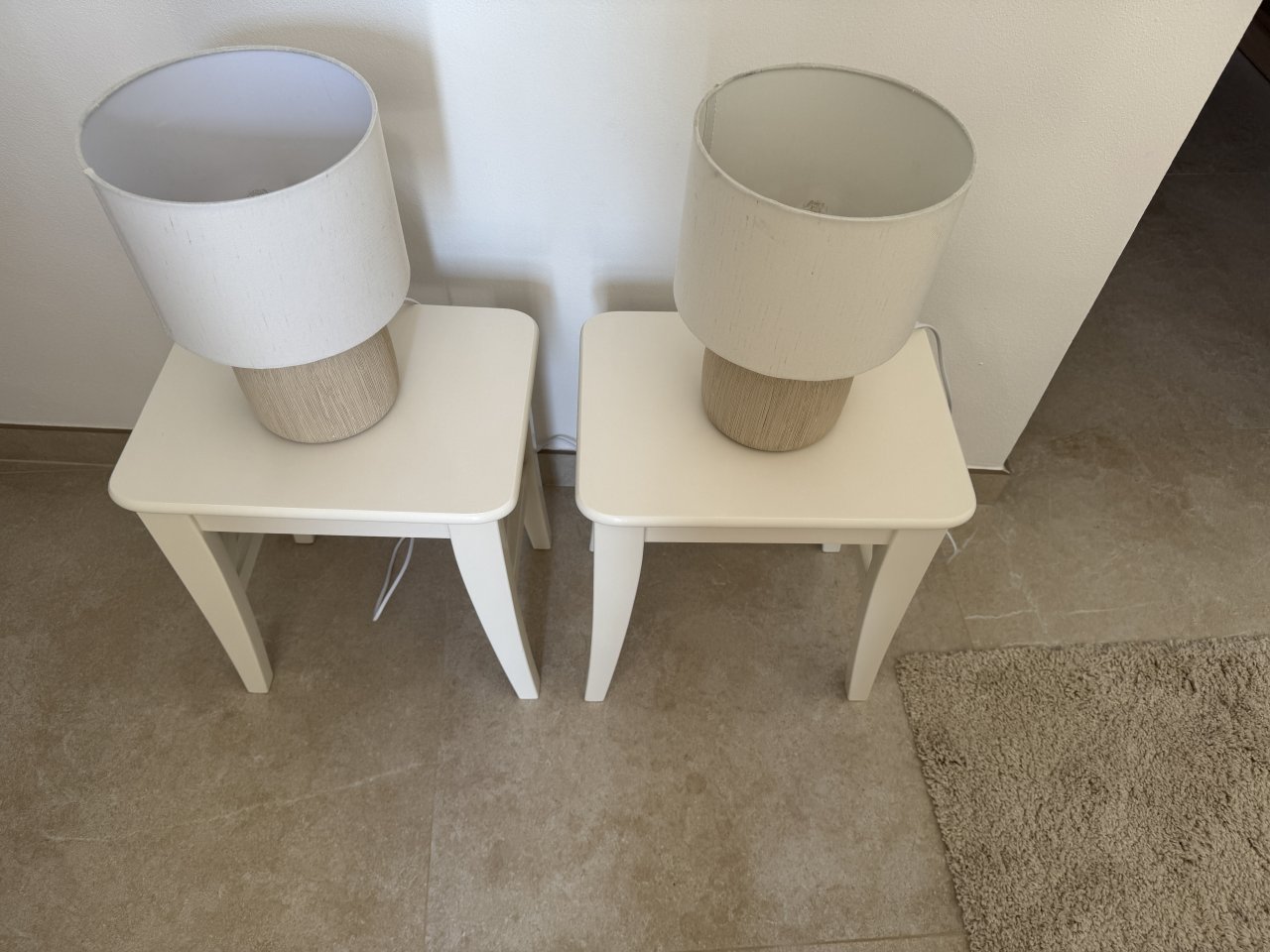 2 Like-new bedside lamps