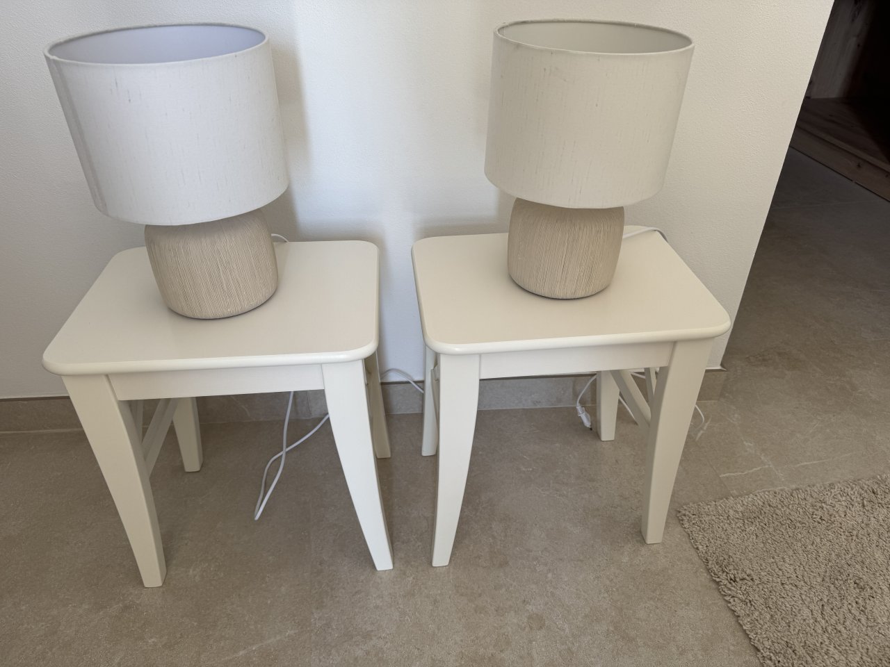 2 Like-new bedside lamps