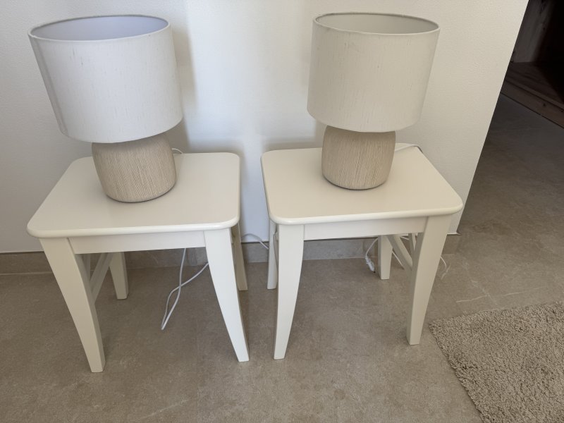2 Like-new bedside lamps