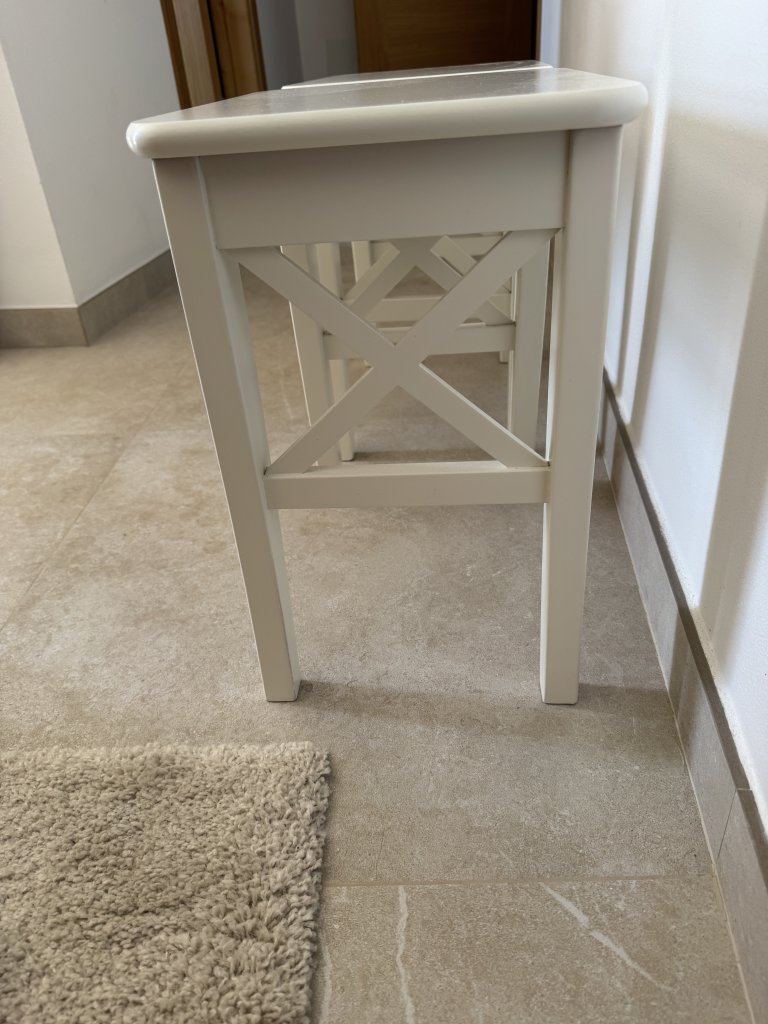 2 schöne Nachtische, Hocker oder Beistelltische