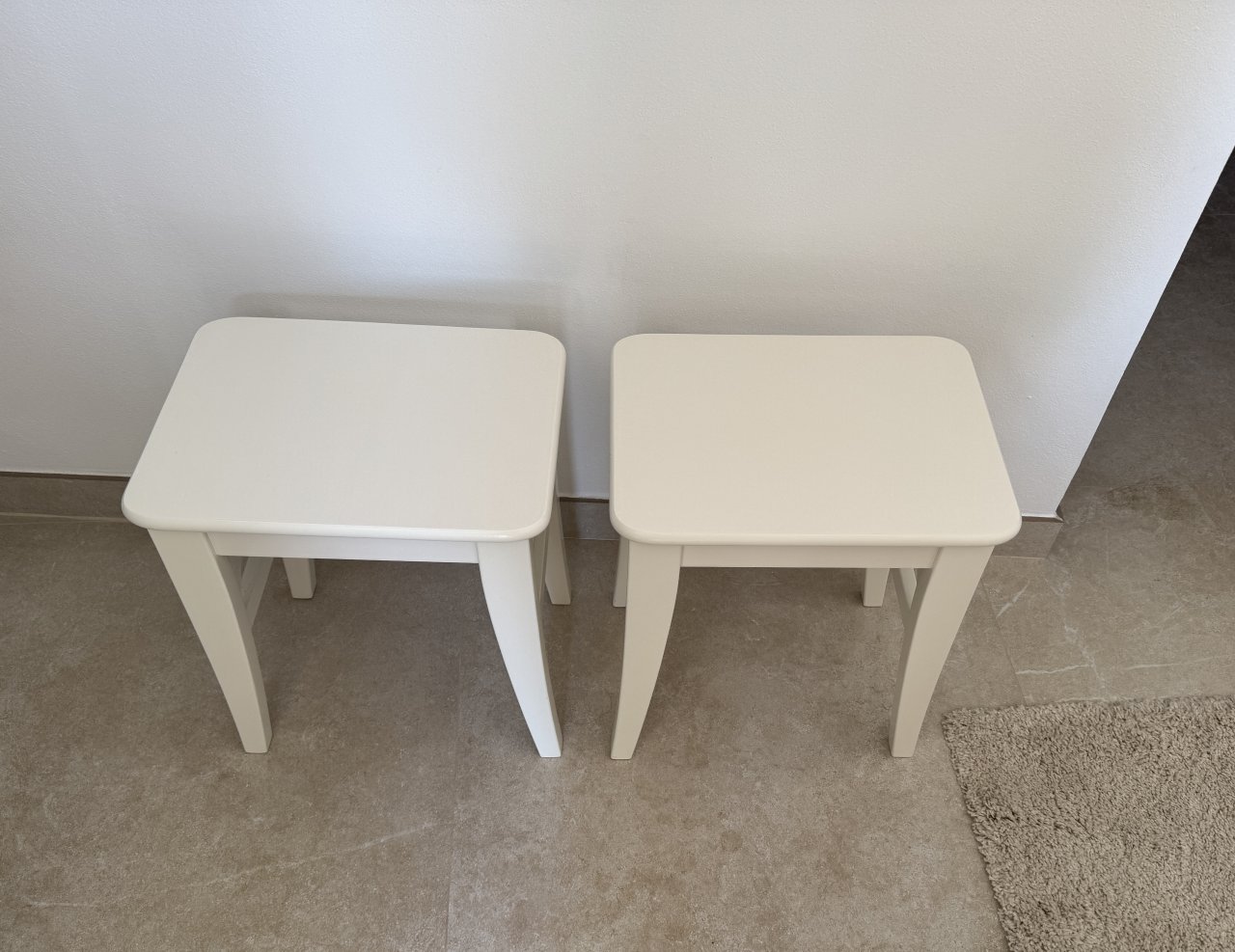2 schöne Nachtische, Hocker oder Beistelltische