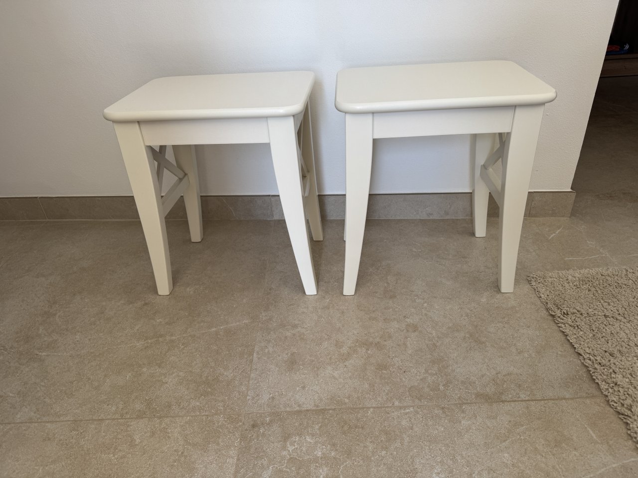 2 schöne Nachtische, Hocker oder Beistelltische