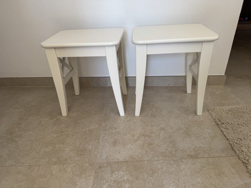 2 schöne Nachtische, Hocker oder Beistelltische