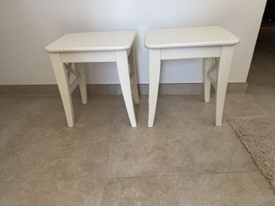 2 schöne Nachtische, Hocker oder Beistelltische