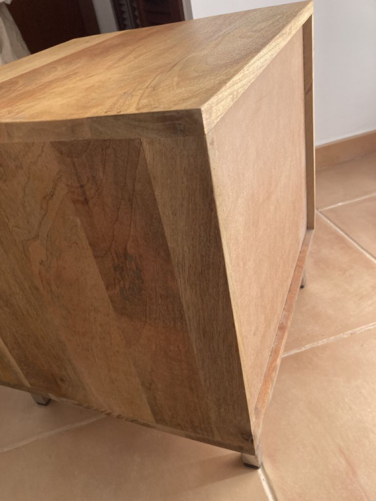 2 schöne Nachttische Massivholz zu verkaufen