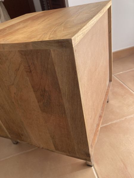 2 schöne Nachttische Massivholz zu verkaufen