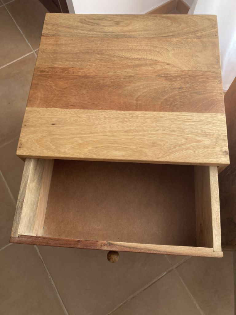 2 schöne Nachttische Massivholz zu verkaufen