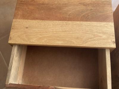 2 schöne Nachttische Massivholz zu verkaufen