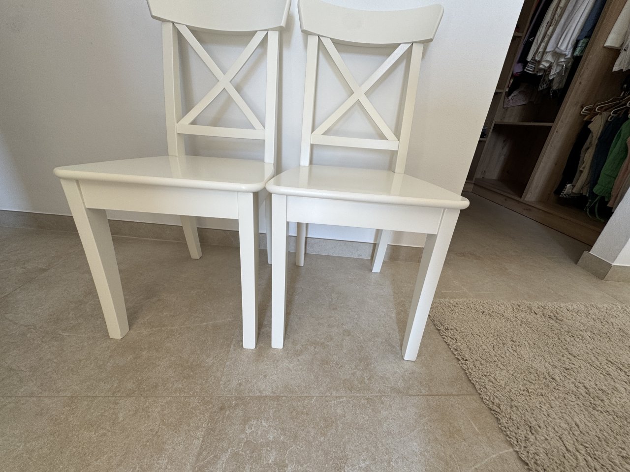 2 schöne Stühle in weiss
