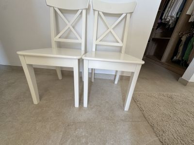 2 schöne Stühle in weiss