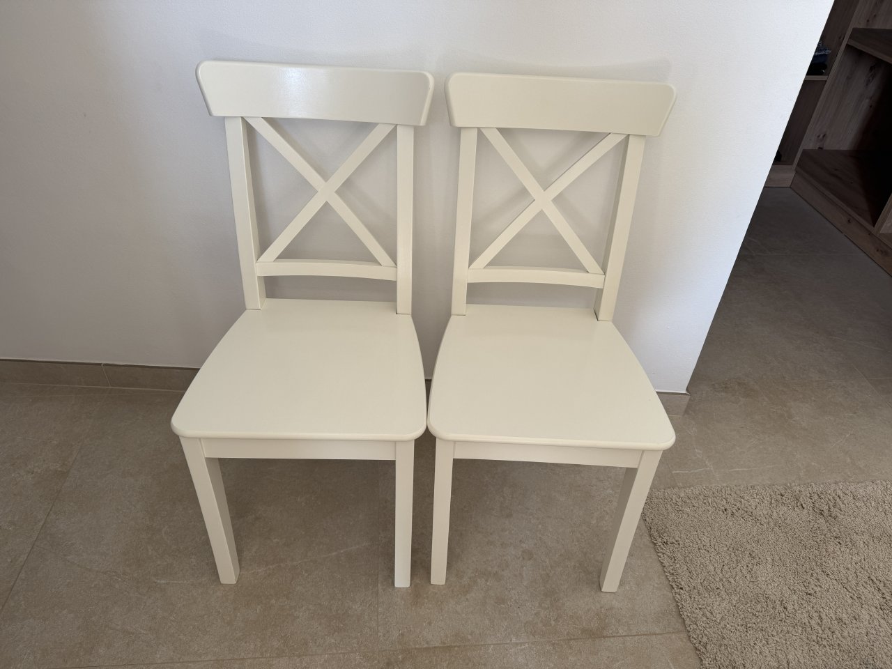 2 schöne Stühle in weiss
