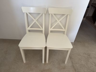 2 schöne Stühle in weiss
