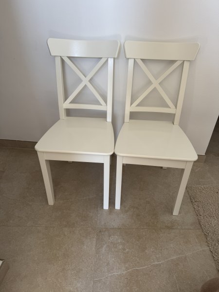 2 schöne Stühle in weiss