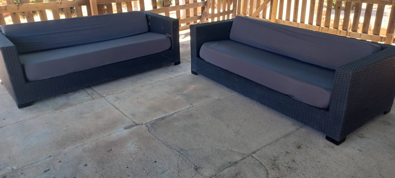 2 Sofas aus synthetischem Rattan.