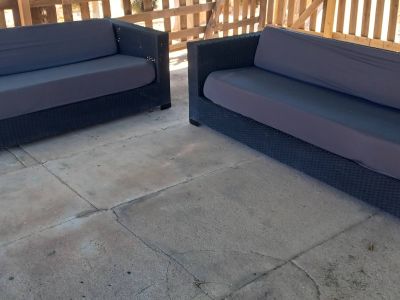 2 Sofas aus synthetischem Rattan.
