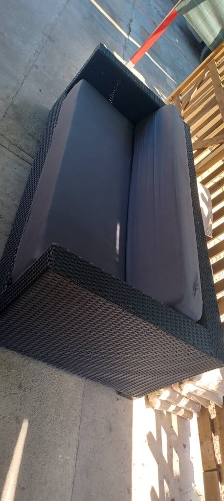 2 Sofas aus synthetischem Rattan.