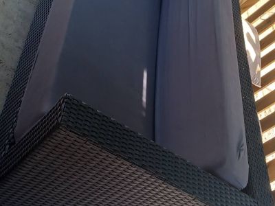 2 Sofas aus synthetischem Rattan.
