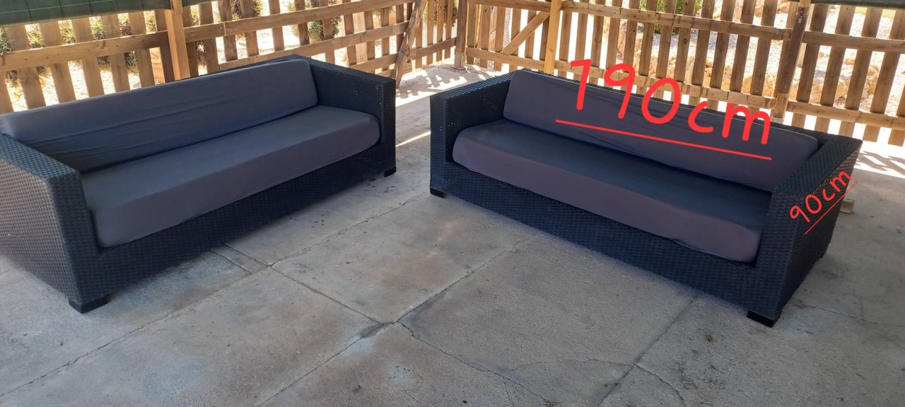 2 Sofas aus synthetischem Rattan.