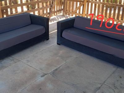 2 Sofas aus synthetischem Rattan.