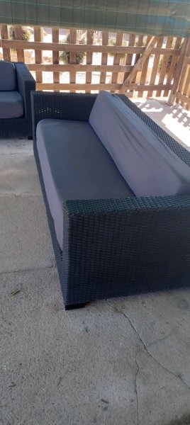 2 Sofas aus synthetischem Rattan.