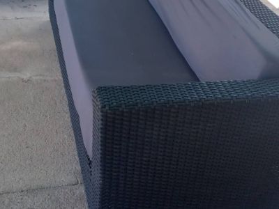 2 Sofas aus synthetischem Rattan.